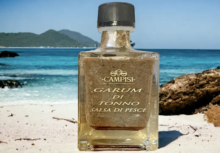 Flasche mit Garum di Tonno, einer Fischsauce, die an der Küste Sardiniens hergestellt wird. Der Geschmack erinnert an die salzige Luft und die Aromen von Bottarga di Muggine.