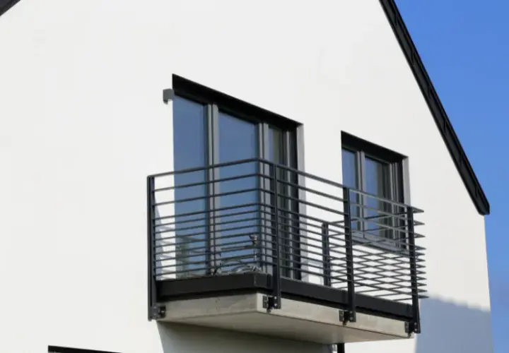 Jaki kolor balustrady balkonowej wybrać, aby nie żałować wyboru?