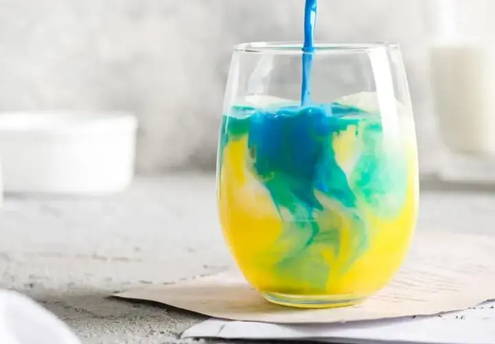Najlepsze drinki z blue curacao i rumem, które musisz spróbować