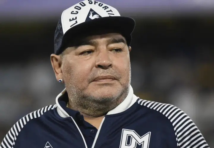 Diego Maradona na co zmarł? Ikona futbolu w czapce z daszkiem i sportowej kurtce.