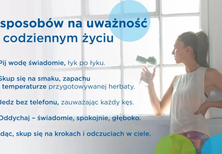 5 sposobów na uważność (mindfulness co to): pij wodę świadomie, skup się na smaku herbaty, jedz bez telefonu, oddychaj głęboko, czuj kroki.