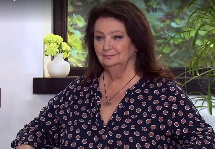 Anna Dymna, córka aktorki, w granatowej bluzce w brązowe kropki, z wisiorkiem na szyi.