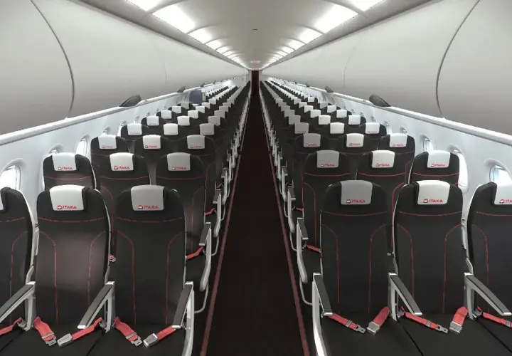 Wnętrze samolotu linii lotniczych Electra Airways. Rzędy czarnych foteli z czerwonymi przeszyciami i białymi zagłówkami z logo ITAKA.