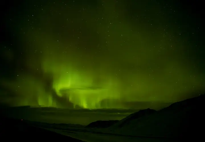 Reykjavik zorza polarna kiedy? Zielone pasma tańczą na nocnym niebie nad Islandią, tworząc magiczny spektakl.