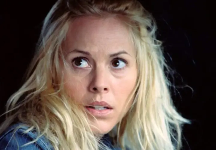 Przerażona kobieta z blond włosami, wpatrzona w dal. Zapowiada się bardzo dobry thriller film.