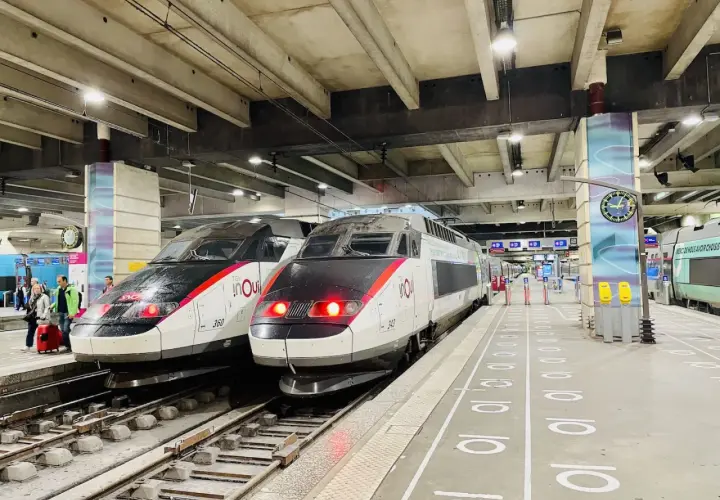 Dwa nowoczesne pociągi TGV InOui stoją na peronie. Czekają na pasażerów, by zabrać ich w podróż.