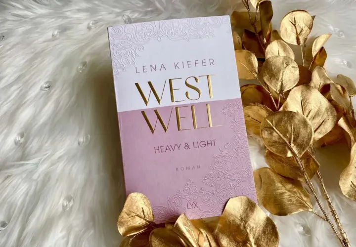 Lena Kiefer Roman "Westwell" auf flauschigem Untergrund, umrahmt von goldenen Blättern.