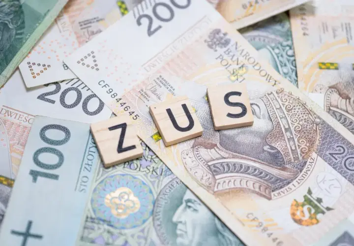 Litery ZUS ułożone na polskich banknotach o nominałach 100 i 200 zł.