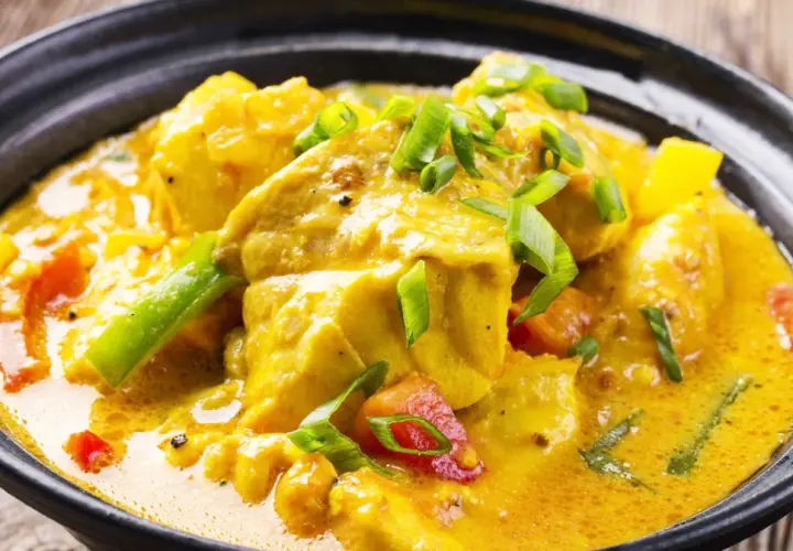 Aksamitne curry bez mięsa z kawałkami tofu, papryką i zieloną cebulką w aromatycznym, żółtym sosie.