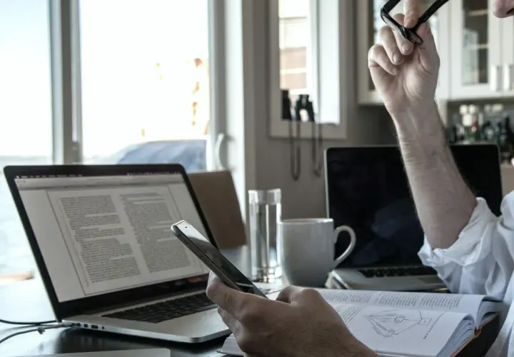 Jak podłączyć telefon do monitora? Zmień smartfon w komputer!