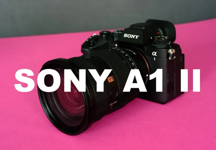 Profesjonalny aparat Sony A1 II z obiektywem na różowym tle.