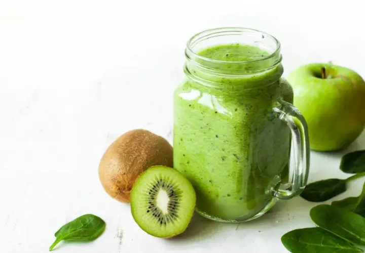 Smoothie verde in barattolo con kiwi, mela e spinaci, un aiuto naturale per lassativi naturali.