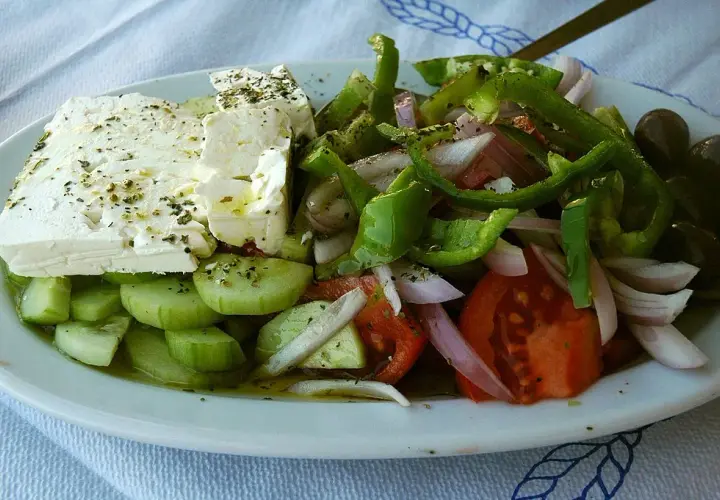 Jaki ser feta do sałatki greckiej: wybierz najlepszy smak i jakość