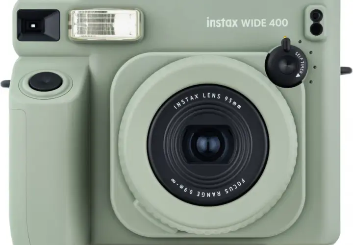 Zielony aparat Instax Wide 400 z obiektywem 95 mm. Idealny do szerokich ujęć, pozwala uchwycić więcej w kadrze, oferując większe **instax wymiary zdjęć**.