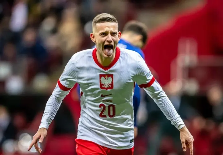 Sebastian Szymański w koszulce reprezentacji Polski, z numerem 20. Jego radość sugeruje udany występ, może to zapowiedź jego przyszłego sebastian szymański transfer.
