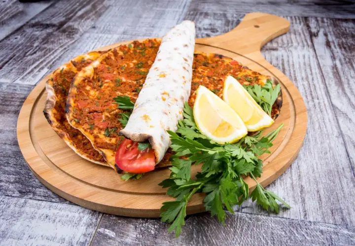 Lahmacun med köttfärs och grönsaker, perfekt för en snabb och god måltid. Ett enkelt lahmacun recept att prova hemma.