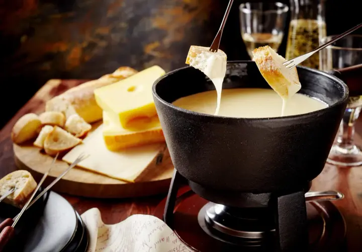 Pyszne fondue serowe z chrupiącym pieczywem, idealne na wspólny wieczór.