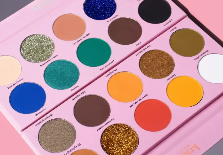 Paleta de sombras Krash Kosmetics con tonos vibrantes y brillantes, lista para crear looks audaces.