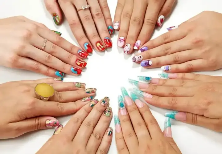 Różnorodne rodzaje manicure: od abstrakcyjnych wzorów po kolorowe zdobienia i długie paznokcie z cyrkoniami.