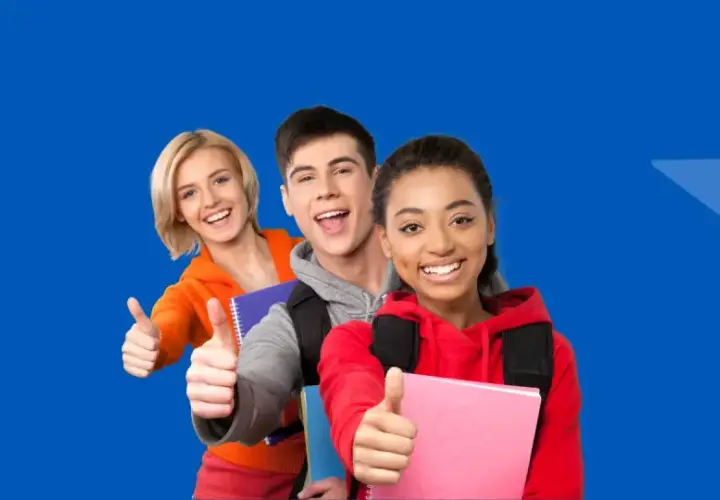 Trójka uśmiechniętych studentów z plecakami i książkami, pokazująca kciuki w górę. To dla nich 55, jaka to ocena, jest sukcesem!