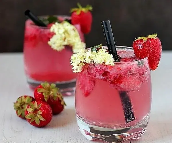 Najlepsze przepisy na drink truskawkowy, które zaskoczą Twoich gości