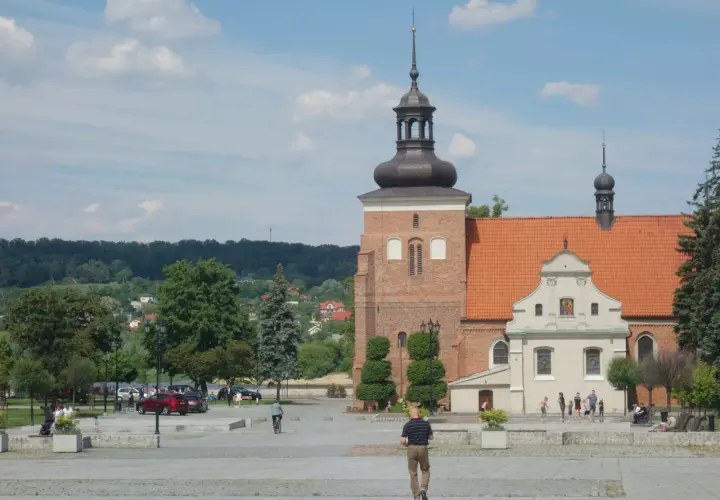 Włocławek atrakcje na weekend: zabytkowa katedra, plac miejski z fontanną i spacerowicze.