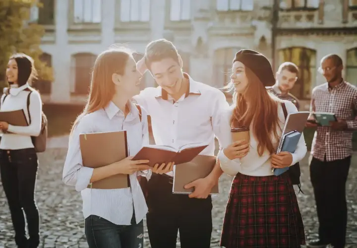 Studenci na kampusie, dyskutujący o swoich studiach inżynierskich.