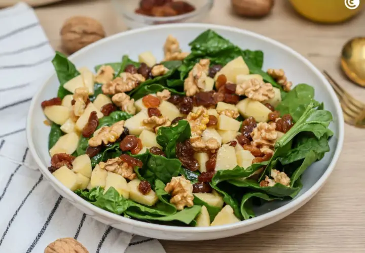 Ensalada fresca con espinacas, manzana, nueces y pasas. Una de las muchas deliciosas recetas con espinacas.