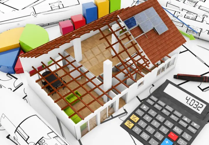 Kalkulator pokazuje 4032, sugerując koszt ocieplenia domu. Widać plany architektoniczne, wykresy i model domu.