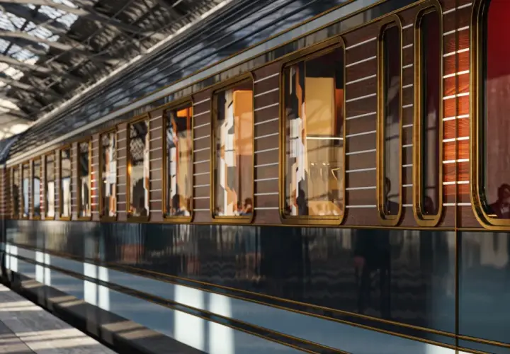 Luksusowy wagon Orient Express na peronie. Elegancka, drewniana okładzina i złote zdobienia zapowiadają niezwykłą trasę podróży.