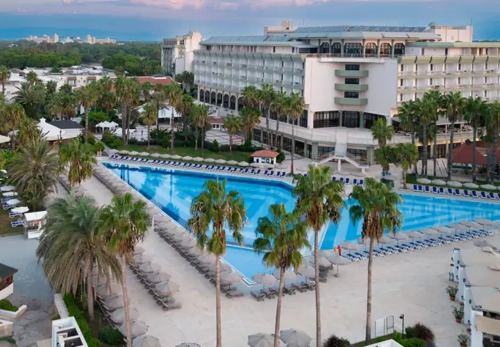 Wspaniały basen i palmy otaczają hotel Adora Hotel & Resort, zapraszając do relaksu.