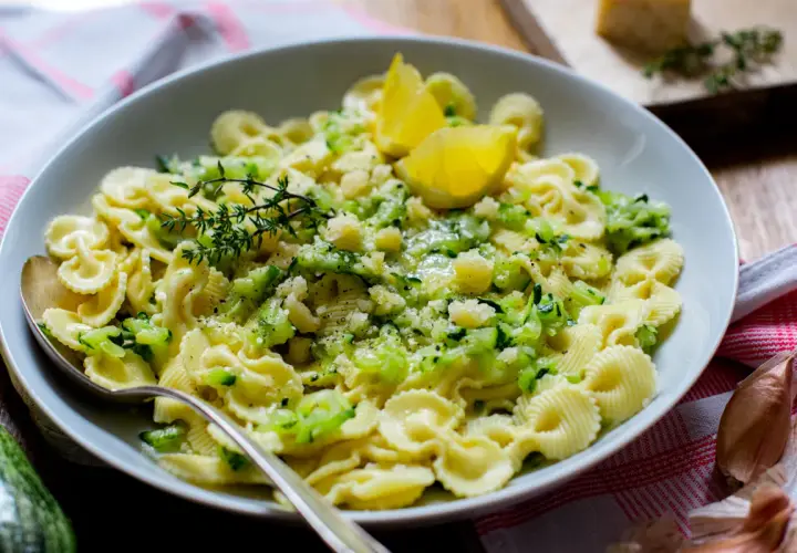 Délicieuses pâtes aux courgettes, une recette italienne simple et savoureuse, garnie de parmesan et de citron.