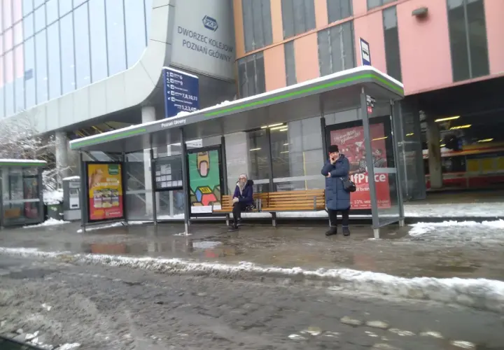 Przystanek przy Dworcu Poznań Główny. Tu dowiesz się, jak dojechać z dworca PKP na lotnisko w Poznaniu.