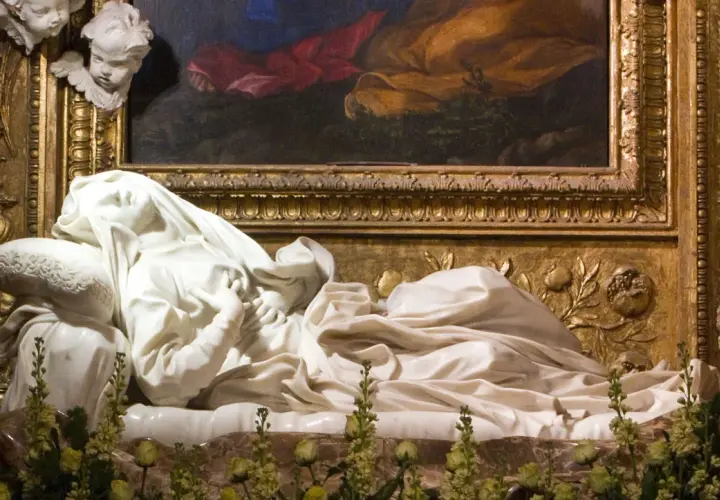 Estasi di Santa Teresa, capolavoro di Bernini in Santa Maria della Vittoria. Angeli e drappeggi in marmo creano un'atmosfera mistica.