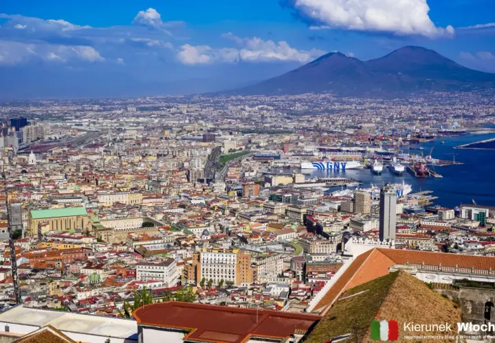 Widok na Neapol z Wezuwiuszem w tle. Czy warto odwiedzić to miasto? Zdecydowanie tak!