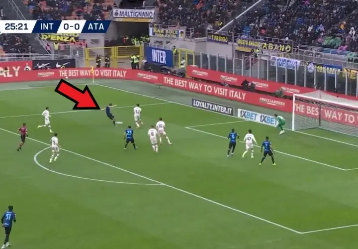 Piłkarz Interu strzela bramkę w meczu Inter Mediolan – Atalanta. Wynik 0-0.
