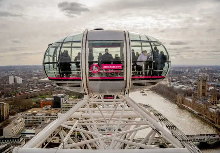 Gondola London Eye z pasażerami, wspaniałe widoki na miasto, idealne atrakcje dla dzieci w Londynie.