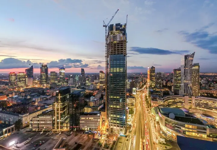 Warszawski drapacz chmur w budowie, Varso Tower, z pewnością będzie miał wiele metrów wysokości. W tle widać panoramę miasta o zmierzchu.