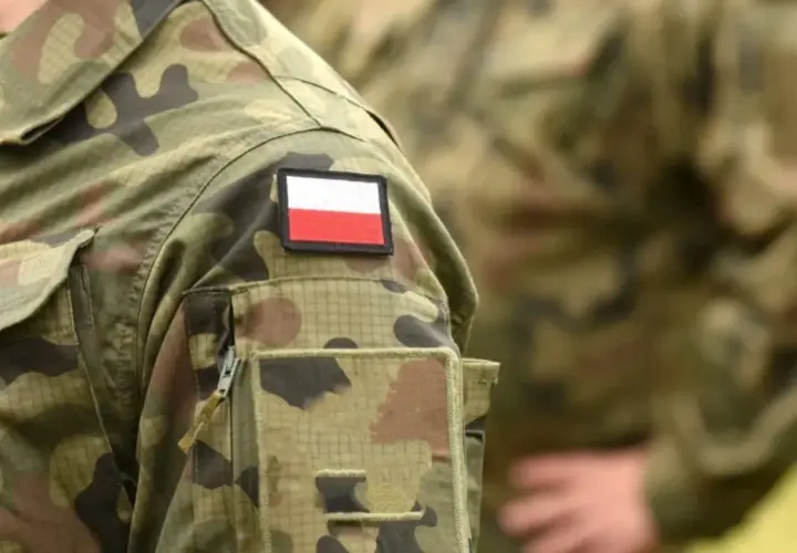 Fragment munduru wojskowego z naszywką z polską flagą. Kategoria: e wojsko.