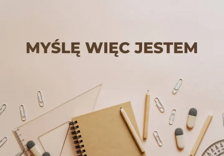 Na jasnym tle, wśród przyborów szkolnych, widnieje napis "Myślę więc jestem".