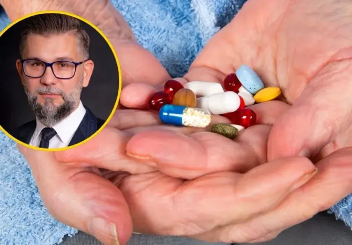 Dłonie starszej osoby trzymają garść pigułek i kapsułek, w tym niebiesko-białą kapsułkę. Obok widać portret mężczyzny w okularach, który może być lekarzem lub farmaceutą, omawiającym np. działanie fosydyny.