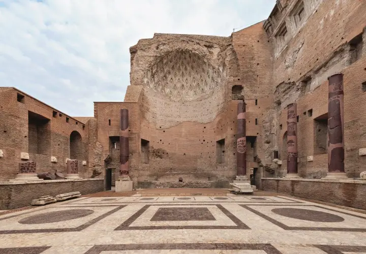 Interno del **tempio di Venere a Roma**, con colonne imponenti, mosaici sul pavimento e un soffitto a volta parzialmente crollato.