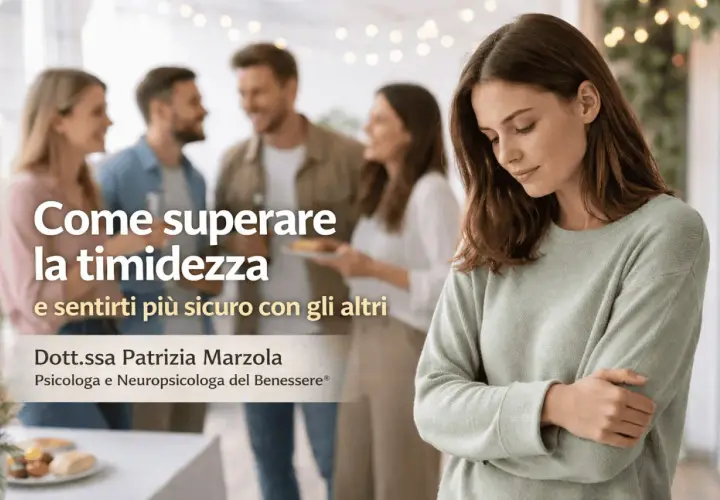 Una donna timida si sente isolata mentre altri conversano. Impara come superare la timidezza e sentirti più sicuro con gli altri.