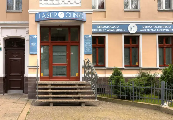 Budynek kliniki Laser Clinic z napisem na fasadzie i drzwiami wejściowymi.