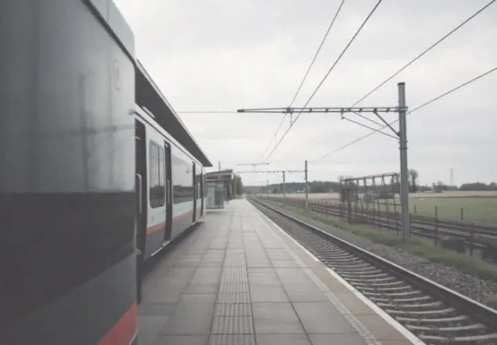 Jak dojechać do Jastrzębiej Góry pociągiem? Sprawdź trasy i połączenia