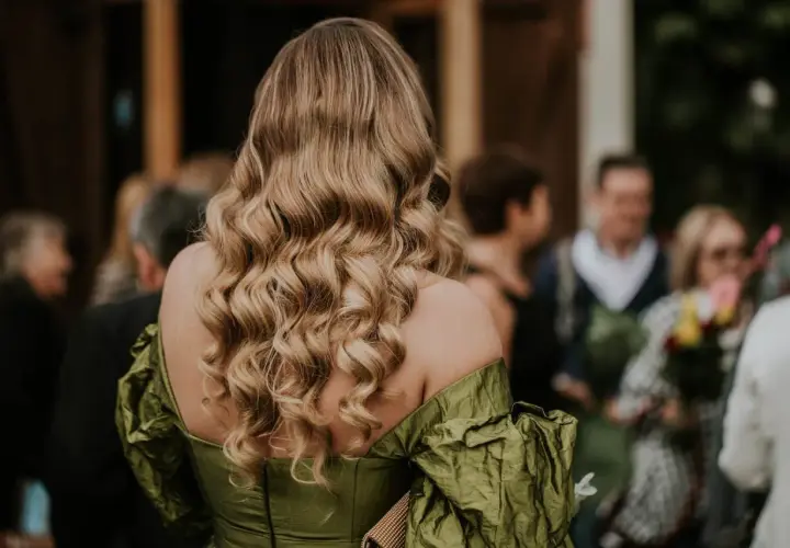 Piękne fale na wesele, podkreślające elegancję sukni.