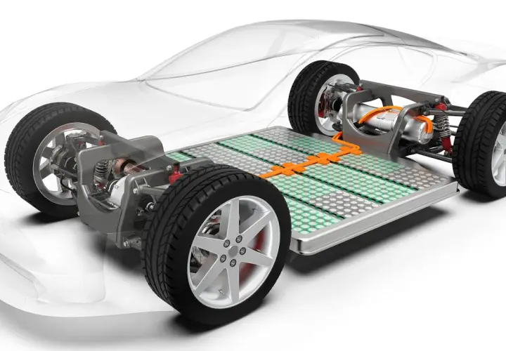 Dettaglio telaio auto elettrica con pacco batterie e sistema di raffreddamento. Il voltaggio batteria auto elettrica è fondamentale per le prestazioni.