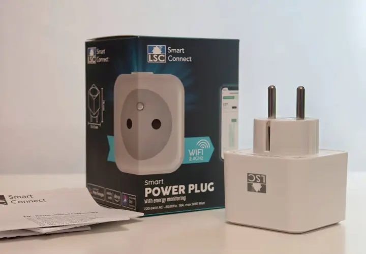 Inteligentne gniazdko LSC Smart Connect z monitorowaniem energii, obok pudełka i instrukcji.