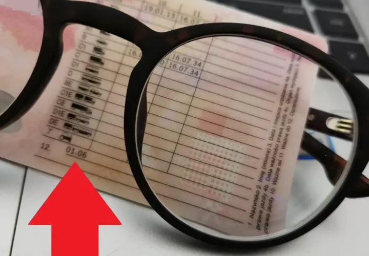 Okulary na dokumencie prawa jazdy. Czy do zdjęcia na prawo jazdy można mieć okulary? Tak, jeśli nie zasłaniają twarzy.