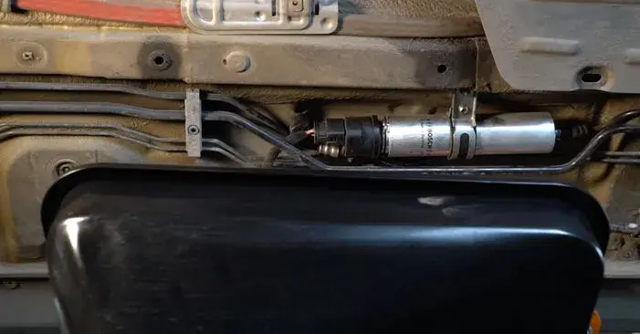 Gdzie jest filtr paliwa w BMW E87 116i? Prosta instrukcja wymiany